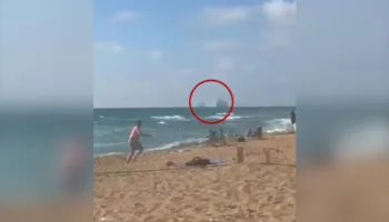 VIDEO/ Raketat e Hezbollahut bien afër bregdetit izraelit, plazhistët në qytetin e Nahariyas largohen të tmerruar nga shpërthimet