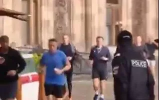 Video/ Samiti në Armeni, Emmanuel Macron vrapon në rrugët e Jerevan