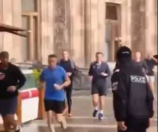 Video/ Samiti në Armeni, Emmanuel Macron vrapon në rrugët e Jerevan