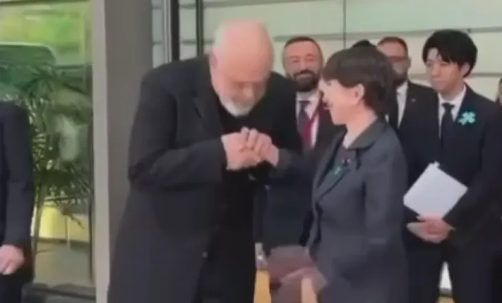 VIDEO/ Servilit nuk i ecën kësaj here: Kryeministrja japoneze refuzon gjestin e Ramës