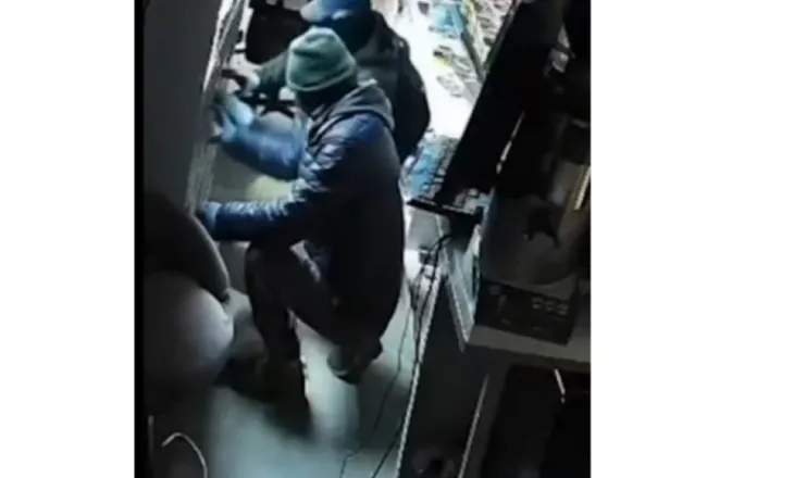 Video/ Shikoni si grabitet tabakinoja në Elbasan