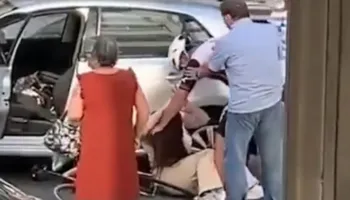 Video shokuese! Çiklisti kap për fyti dhe godet me grushte një grua në mes të rrugës