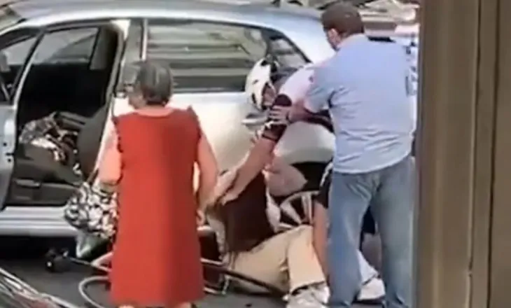 Video shokuese! Çiklisti kap për fyti dhe godet me grushte një grua në mes të rrugës