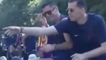 VIDEO/ Szczesny dhe Lewandowski me paketë cigaresh në dorë, mbi autobusin e triumfit në rrugët e Barcelonës