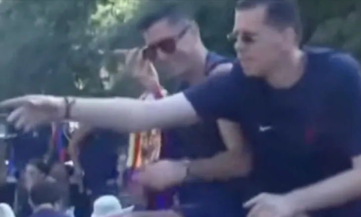 VIDEO/ Szczesny dhe Lewandowski me paketë cigaresh në dorë, mbi autobusin e triumfit në rrugët e Barcelonës