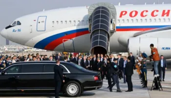 Video/ Takimi me homologun Xi Jinping, Putin mbërrin në Pekin, pritet me ceremoni madhështore nga zyrtarët e lartë kinezë