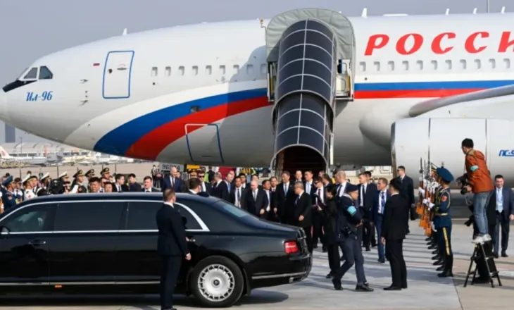 Video/ Takimi me homologun Xi Jinping, Putin mbërrin në Pekin, pritet me ceremoni madhështore nga zyrtarët e lartë kinezë