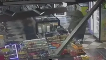 VIDEO/ Tentuan t’i grabisnin marketin, pronari shqiptar ndjek me shkop dy të rinjtë në Selanik, pamjet bëhen virale