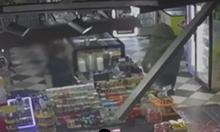 VIDEO/ Tentuan t’i grabisnin marketin, pronari shqiptar ndjek me shkop dy të rinjtë në Selanik, pamjet bëhen virale