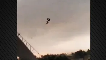 Video tronditëse nga India, stuhia ngre në ajër burrin bashkë me hangarin metalik