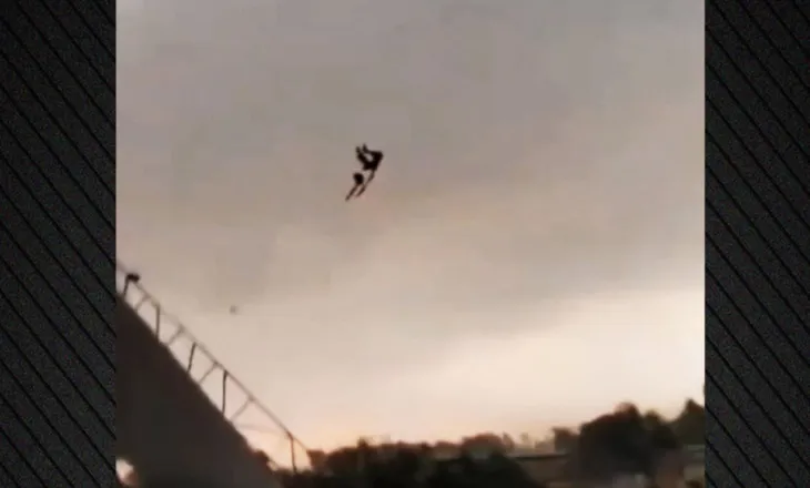 Video tronditëse nga India, stuhia ngre në ajër burrin bashkë me hangarin metalik