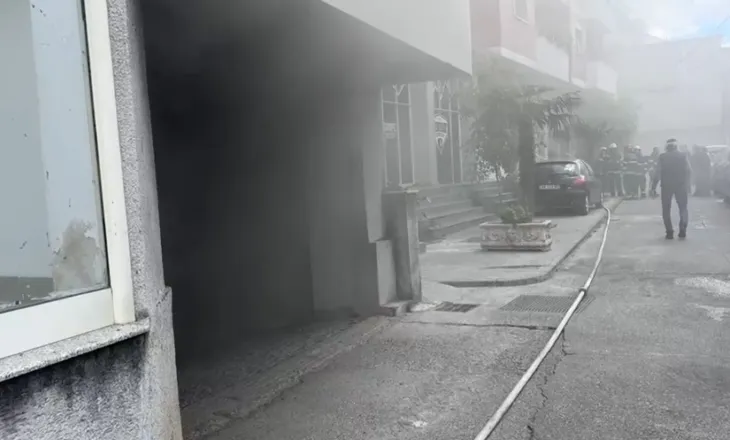 VIDEO/ Zjarr brenda një parkingu në Shkodër, zjarrfikësja në vendngjarje