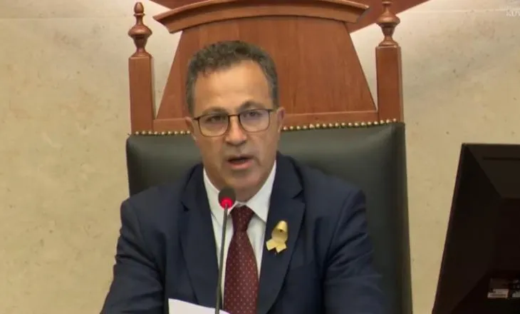 VIDEO / “Zoti Balla, unë nuk jam Niko”, Peleshi përplaset edhe me socialistët, duartroket opozita