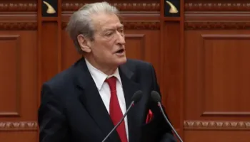 “Vini këtu pasi keni hequr subvencionin për naftën e fermerëve”/ Berisha në Kuvend: Akte cinike, politikë shpopullimi