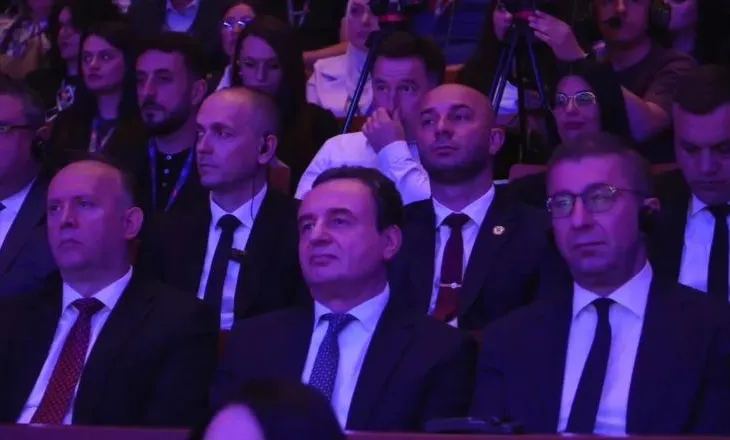 VLEN mblidhet në kongres, Kurti krah Mickoskit! Mungon himni shqiptar