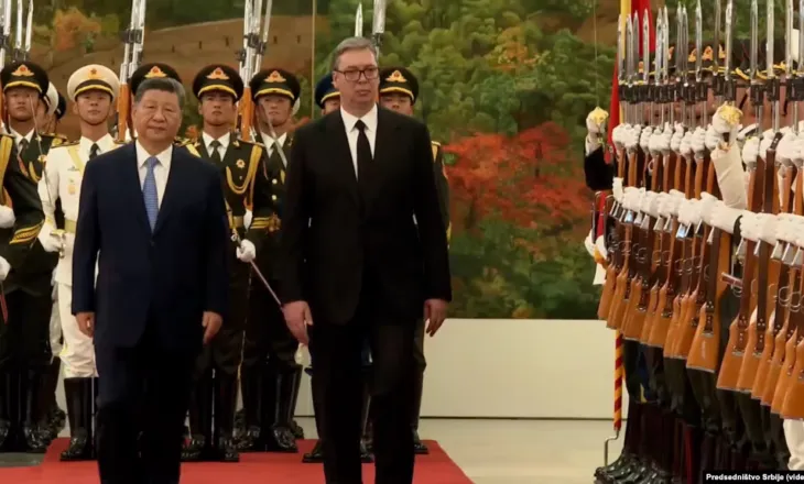 Xi e shpërblen Vuçiqin me ‘Medaljen e Miqësisë’