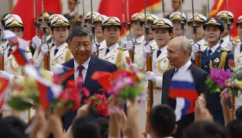 Xi Jinping pret me ceremoni shtetërore Vladimir Putinin në Pekin, fokus te bashkëpunimi strategjik dhe luftërat globale