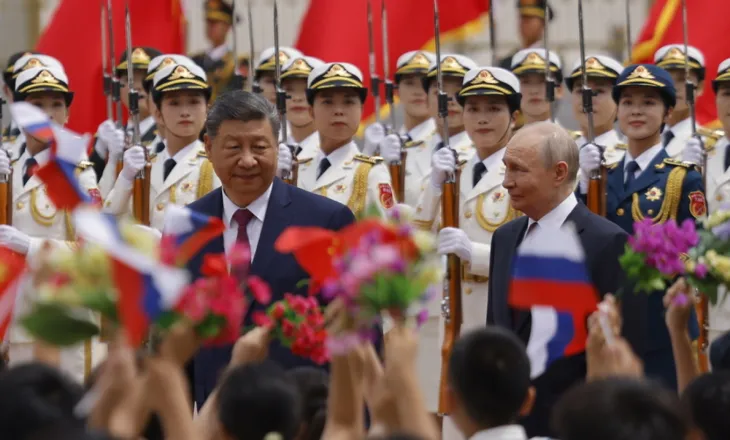 Xi Jinping pret me ceremoni shtetërore Vladimir Putinin në Pekin, fokus te bashkëpunimi strategjik dhe luftërat globale