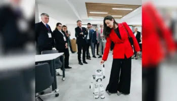 Zegjine Çaushi “ndryshon” profesion, nga deputetë në parlament, në testuese robotësh