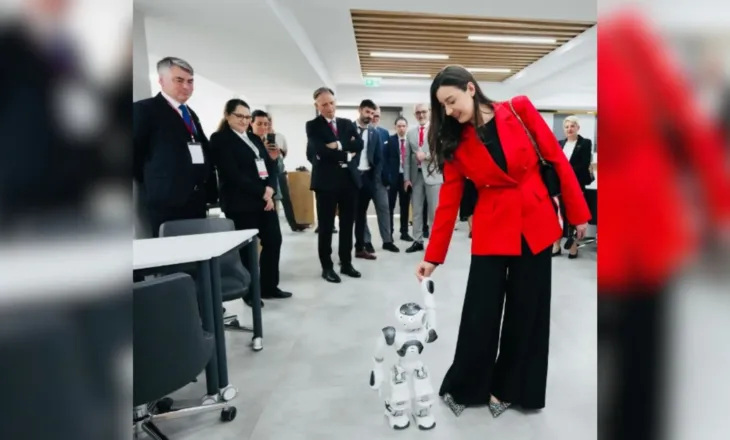 Zegjine Çaushi “ndryshon” profesion, nga deputetë në parlament, në testuese robotësh