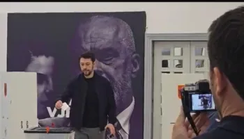 Zgjedhjet në PD, Shkëlzen Berisha voton në mbështetje të të atit