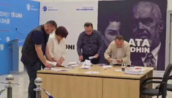 Zgjedhjet për kreun e PD/ Mbyllen votimet, nis faza e numërimit për Sali Berishën