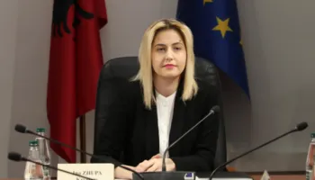 Zhupa: Papërgjegjshmëria e Bashkisë Sarandë po rrezikon sezonin në Ksamil dhe punën e operatorëve të skafeve