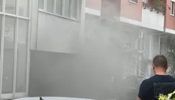 Zjarr brenda një parkingu të një pallati në Shkodër, zjarrfikëset në vendngjarje