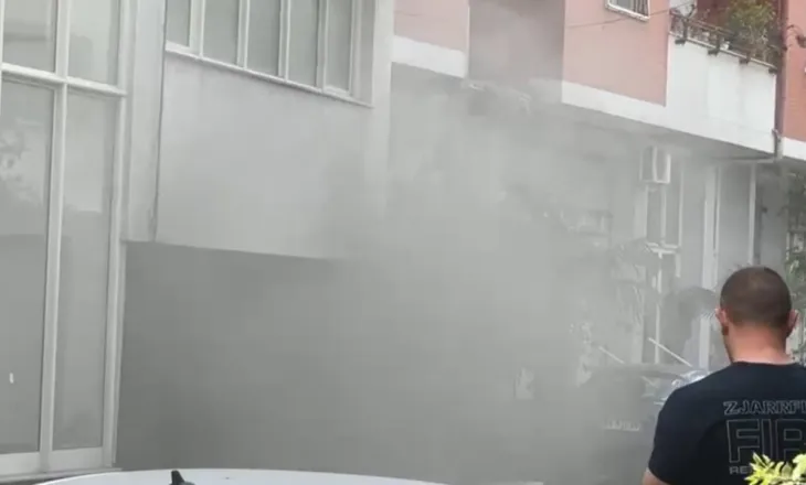 Zjarr brenda një parkingu të një pallati në Shkodër, zjarrfikëset në vendngjarje