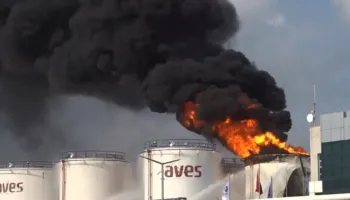 Zjarr masiv në një fabrikë me lëndë djegëse në Turqi/ Humb jetën punëtori 47-vjeçar, ra nga lartësia pas shpërthimit të flakëve