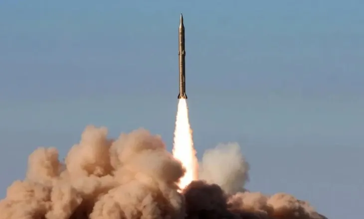 Zjarr masiv në portin kryesor të naftës në Emiratet e Bashkuara Arabe, autoritetet: Rrëzuam tre raketa iraniane