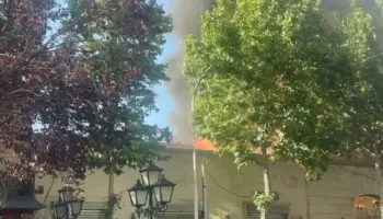 Zjarr në një godinë në zonën e njohur të Tiranës, zjarrfikësit ndërhyjnë urgjentisht