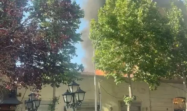 Zjarr në një godinë në zonën e njohur të Tiranës, zjarrfikësit ndërhyjnë urgjentisht