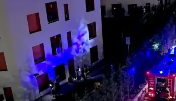 Zjarr në një kompleks banimi në zonën e Ali Demit, panik për banorët