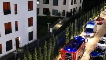 Zjarr në një pallat në Tiranë: Evakuohen banorët, një grua dërgohet në spital nga asfiksia