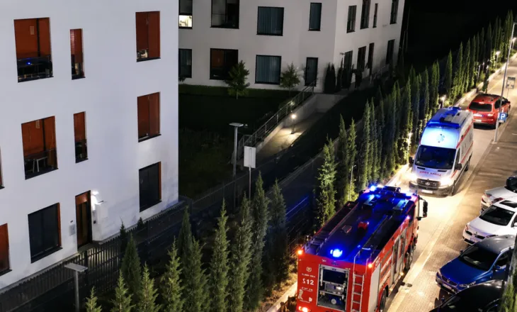 Zjarr në një pallat në Tiranë: Evakuohen banorët, një grua dërgohet në spital nga asfiksia
