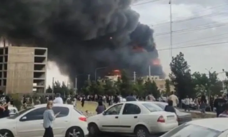 Zjarr në një qendër tregtare në Teheran, dalin pamjet nga vendngjarja