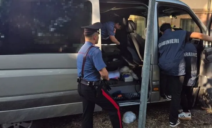 Zjarr në Rrugën e Kavajës, përfshihet nga flakët tarraca e një dyqani