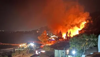 Zjarri i madh shkrumbon biznesin në Radhimë, rrezikohen hotelet dhe ndërtesat pranë zonës