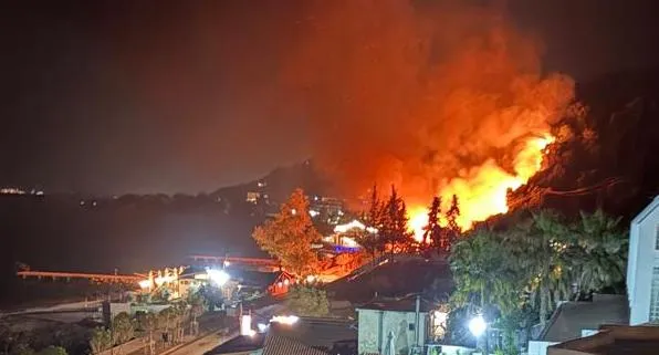 Zjarri i madh shkrumbon biznesin në Radhimë, rrezikohen hotelet dhe ndërtesat pranë zonës
