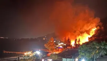 Zjarri në Radhimë të Vlorës, flakët marrin përmasa të mëdha, rrezikohen 4 hotele