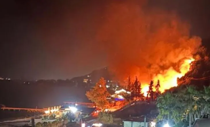 Zjarri në Radhimë të Vlorës, flakët marrin përmasa të mëdha, rrezikohen 4 hotele