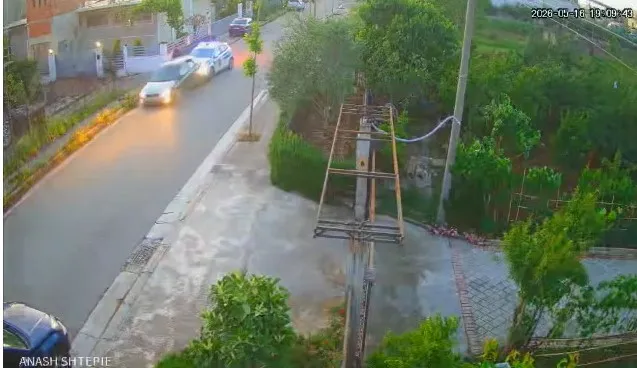 Zona e ish-Kënetës nuk gjen qetësi! Shoferi i dehur përplaset me makinën e policisë, ngjarja në të njëjtin vend ku humbën jetën dy të miturit (VIDEO)