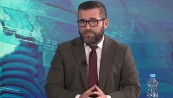 “Zvarritja e proceseve dëmton drejtësinë”/ Avokati kundër kafazit të xhamtë në gjyqe: S’ka sens!