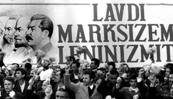 (1975)/ Udhëtim në Shqipërinë, ku berberi i aeroportit shkurtonte flokët e turistëve