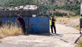 2 ditë para protestës së paralajmëruar, hiqet porta metalike dhe gardhi me tela që ishte vendosur në plazhin e Kakomesë