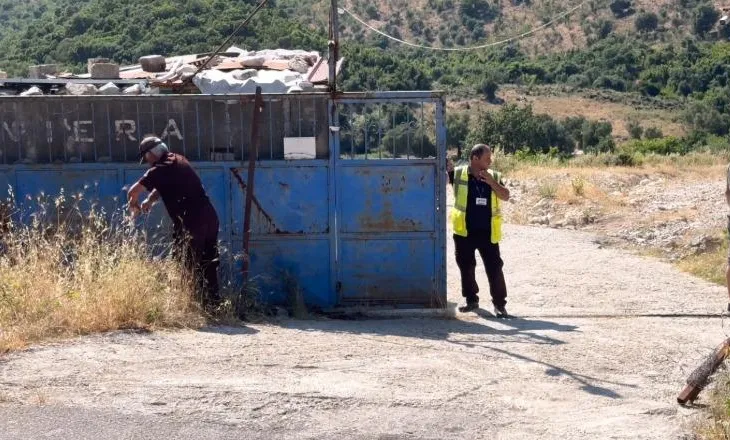 2 ditë para protestës së paralajmëruar, hiqet porta metalike dhe gardhi me tela që ishte vendosur në plazhin e Kakomesë