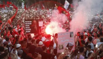 2 javë protestë para Kryeministrisë/ Protestuesit sërish ndezin flakadanë në mes të turmës