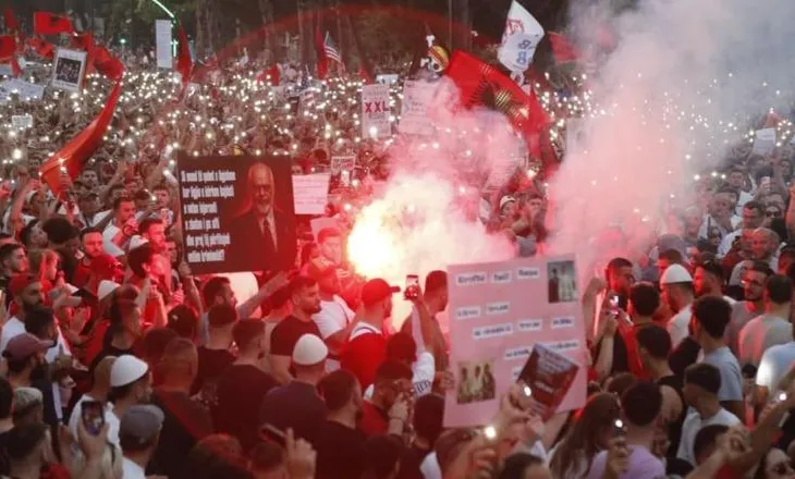 2 javë protestë para Kryeministrisë/ Protestuesit sërish ndezin flakadanë në mes të turmës