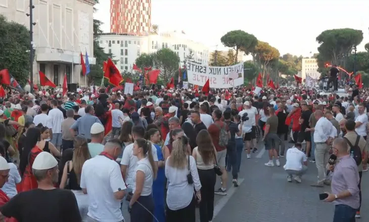 22 ditë protestë, qytetarët mblidhen para Kryeministrisë
